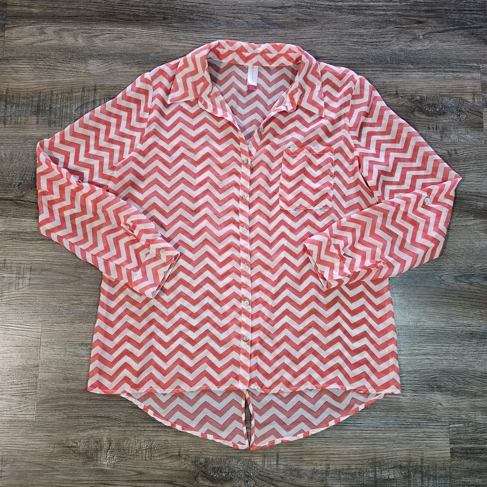 No Boundaries‎ Coral & White Chevron Pattern Button-Up Blouse